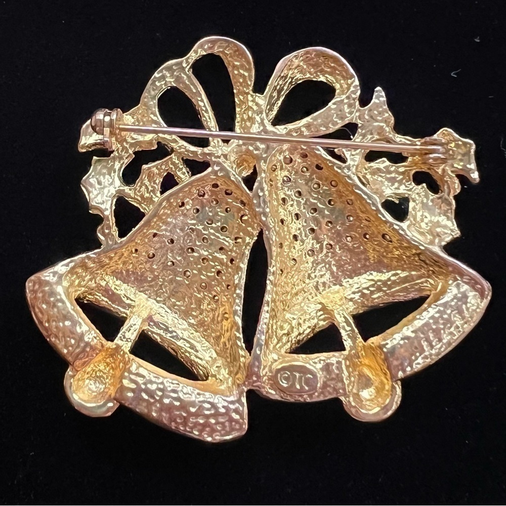Vintage Christmas Brooch Bells Holly Enamel Rhinestone Brooch Marked EUC - Picture 2 of 7